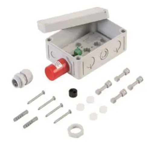 Remeha Leckagesensor in einem grauen Gehäuse, geöffnet, mit rotem Druckknopf und verschiedenen Montageschrauben sowie Dichtungen. Zubehör neben dem Sensor angeordnet.